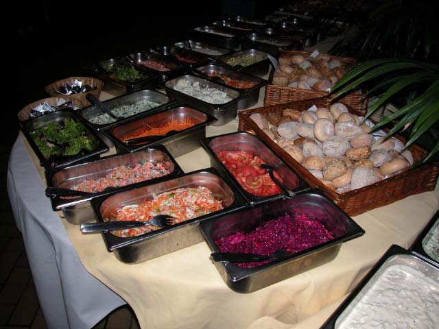 DSCN9360_1120.jpg - Freitagabend, 1. September. Neben einer Vielzahl von ausgezeichneten Fischspezialitäten bot das Buffet auch eine grosse Auswahl an frischen Salaten.