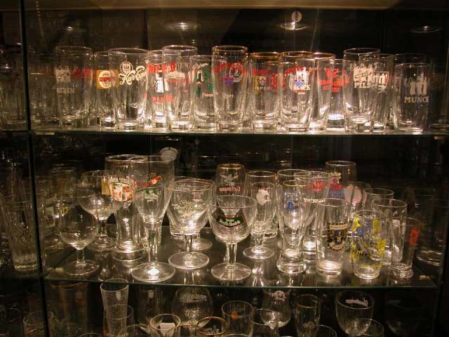 DSCN9408_1120.jpg - Samstag, 2. September. Im Museum der Brauerei gibt es auch eine imposante Sammlung von Biergläsern (und Bierbüchsen)