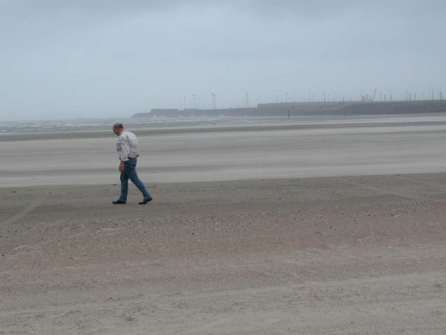 DSCN9571_1120.jpg - Sonntagnachmittag, 3. September. Strandspaziergang. Dirk kämpft gegen den starken Wind an.