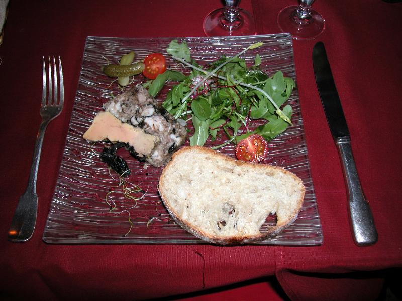 20100905-031_DSCN9167.JPG - Das Abendessen, vom Hausherrn und seinen zwei Söhnen zelebriert, ist fabulös