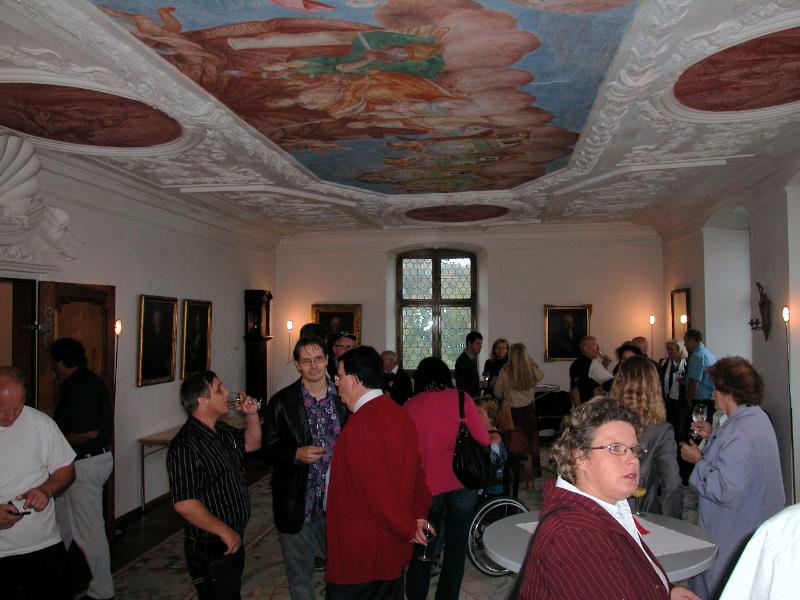 380_DSCN1298.JPG - Der Saal hat eine schöne Stuckdecke mit farbiger Deckenmalerei