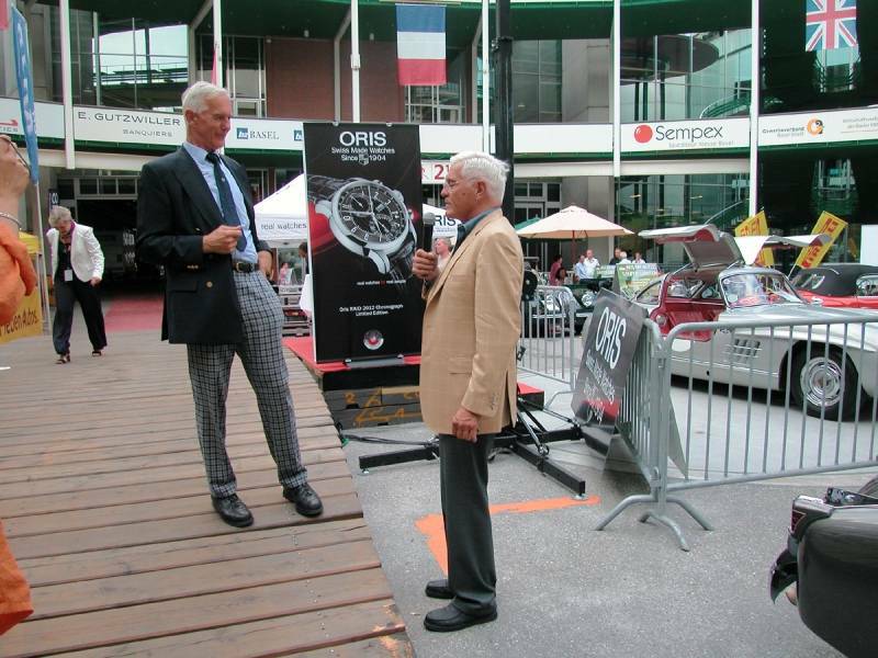 DSCN2468.JPG - Bob Lutz und Ruedi Wenger bei der Präsentation der prämierten Fahrzeuge des Concours d'Elegance         