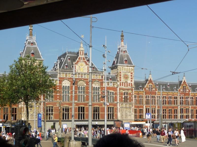 015_P1550833.JPG - Der imposante Zentralbahnhof von Amsterdam