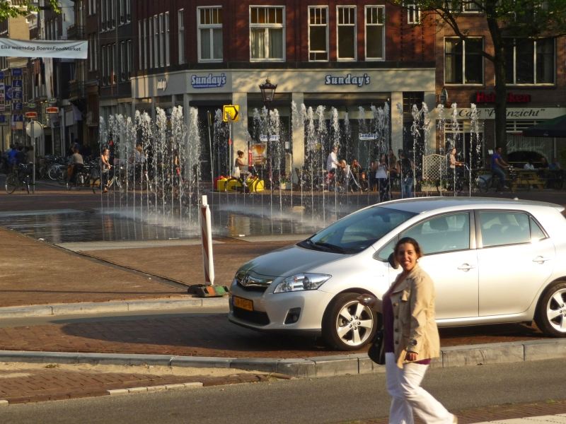 350_P1550999.JPG - Wasserspiel in einem Vorort