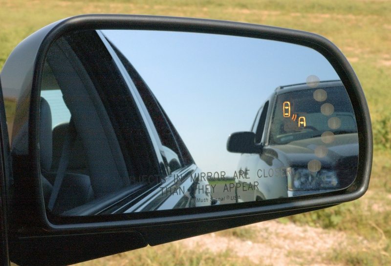 2005_STS_SAE100_X05SV-CA008.jpg - [de]Cadillac STS SAE 100 technology integration vehicle - Toter Winkel Assistent[en]Cadillac STS SAE 100 technology integration vehicle - Blind Spot Detection