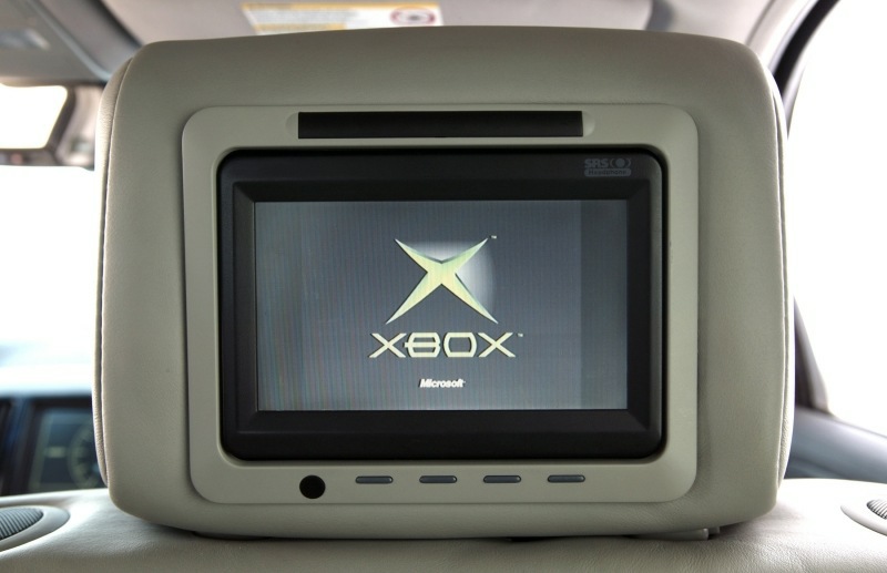 2005_STS_SAE100_X05SV-CA021.jpg - [de]Cadillac STS SAE 100 technology integration vehicle - DVD Unterhaltungssystem auf den Rücksitzen mit Xbox für Spiele[en]Cadillac STS SAE 100 technology integration vehicle - rear seat DVD entertainment system with Xbox for gaming