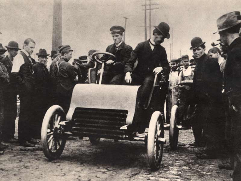 1903_erster_Cadillac_mit_W_Leland_re.jpg - 1902 Der erste Cadillac mit A. Brush am Steuer und W. Leland