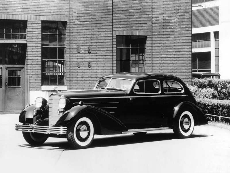 1933_V16_Aerodynamic_Coupe_01_GM.jpg - 1933 Cadillac V-16 Aerodynamic Coupe.