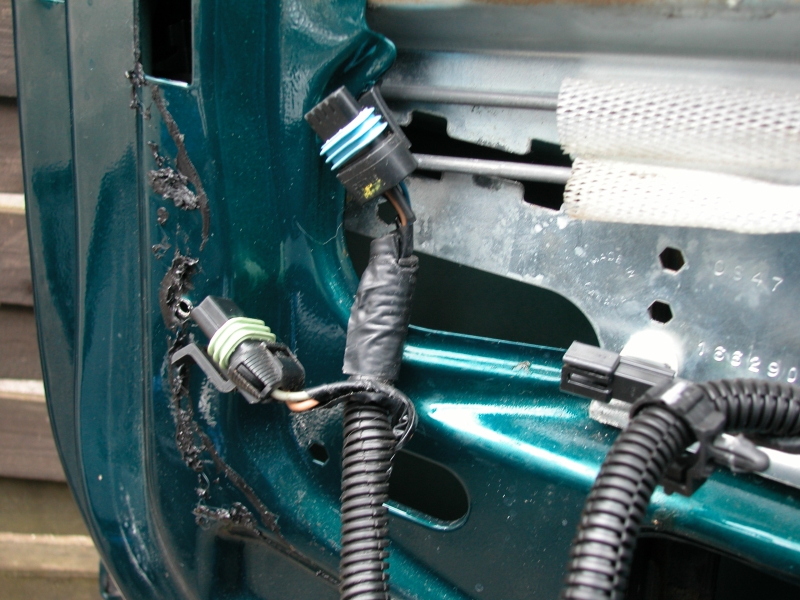 DSCN7408.JPG - [de]Nun werden die Elektroanschlüsse des Motors ausgesteckt und die Kabel herausgezogen.[en]Disconnect the electrical connectors of the door lock actuator and move the cables out of the way.