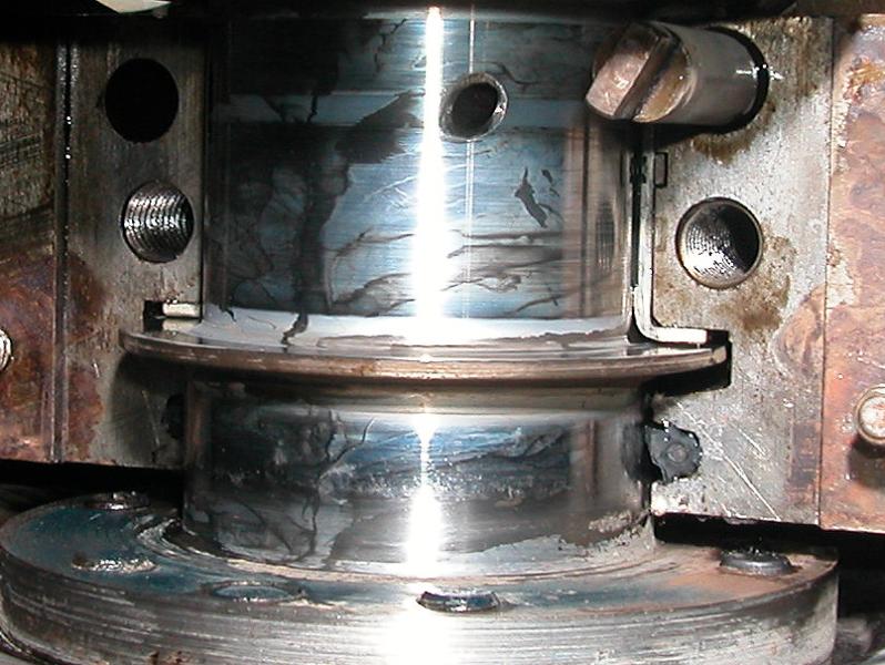 DSCN8303.jpg - [de]Der obere Teil der Dichtung ist eingeführt. Die Dichtlippe muss zum Motor zeigen[en]The upper part of the seal is in place. The sealing lip must face the engine
