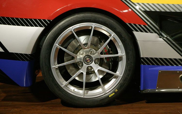 2011-CTS-V-coupe-race-car-rear-wheel.jpg - [de]2011 CTS-V Coupe Rennwagen an der NAIAS in Detroit, 2010[en]2011 CTS-V Coupe Race Car at the NAIAS in Detroit, 2010