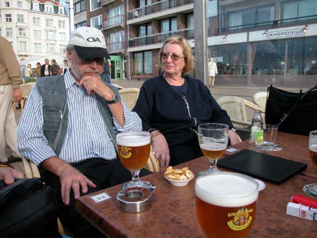 DSCN9268_1120.jpg - Das erste Bier in Belgien. Willkommene Entspannung nach der Fahrt (Heidi und Max Diener)