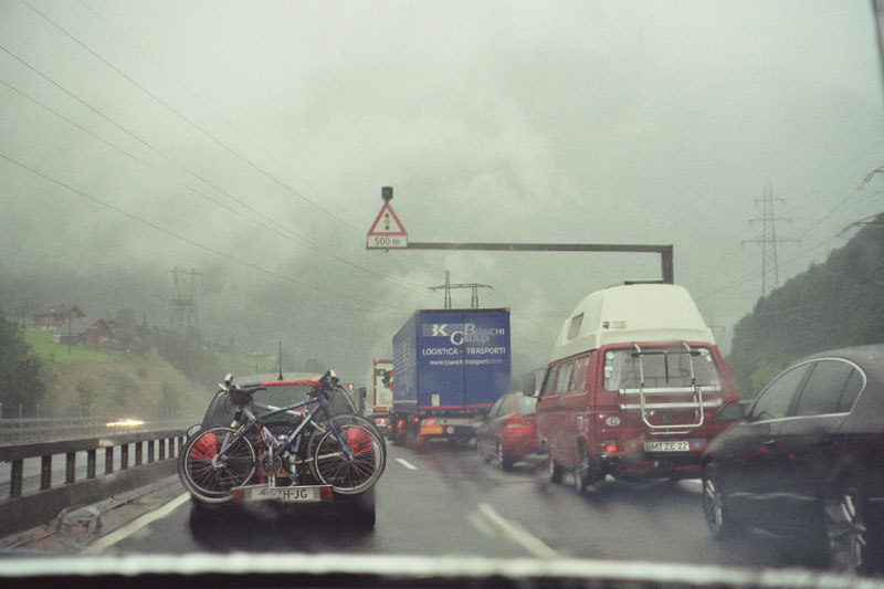 010_008_9A.jpg - ...und schon stehen wir im Gotthard-Stau