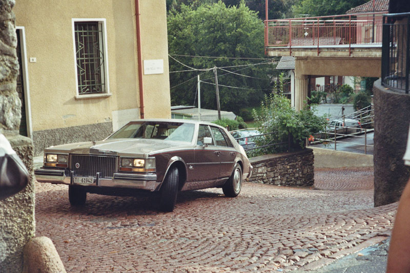 030_025_26A.jpg - Die Auffahrt zum Dorfplatz ist steil und hat ihre Tücken