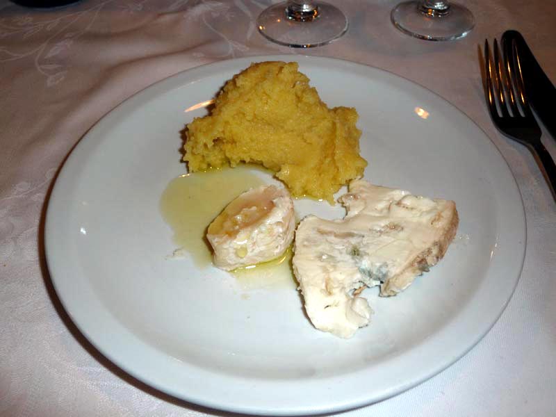 060_P1010566.jpg - Zum Dessert Käse mit kalter Polenta