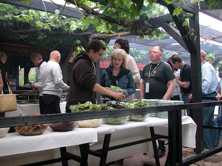 Speyer_230508_041.JPG - Grillbuffet in der lauschigen Pergola