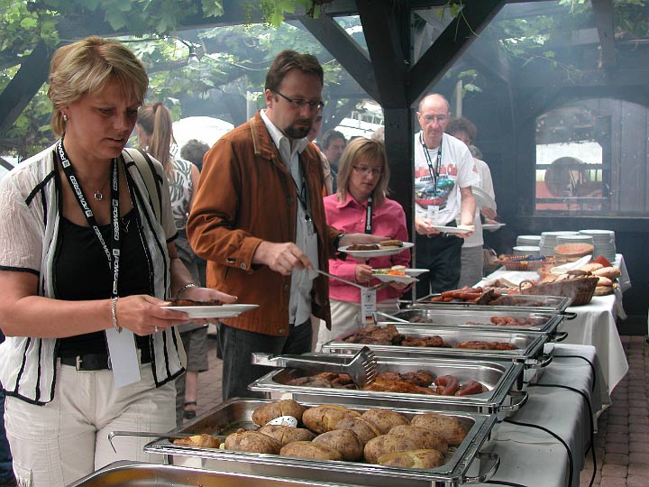 Speyer_230508_045.JPG - Grillbuffet in der lauschigen Pergola