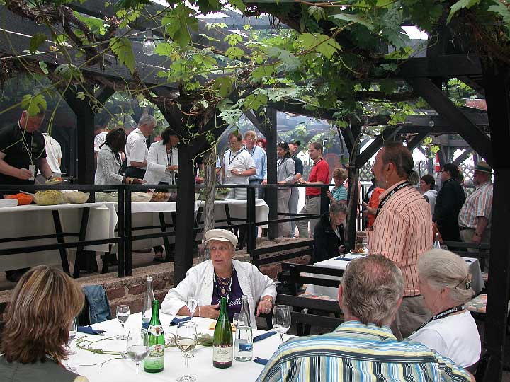 Speyer_230508_047.JPG - Grillbuffet in der lauschigen Pergola