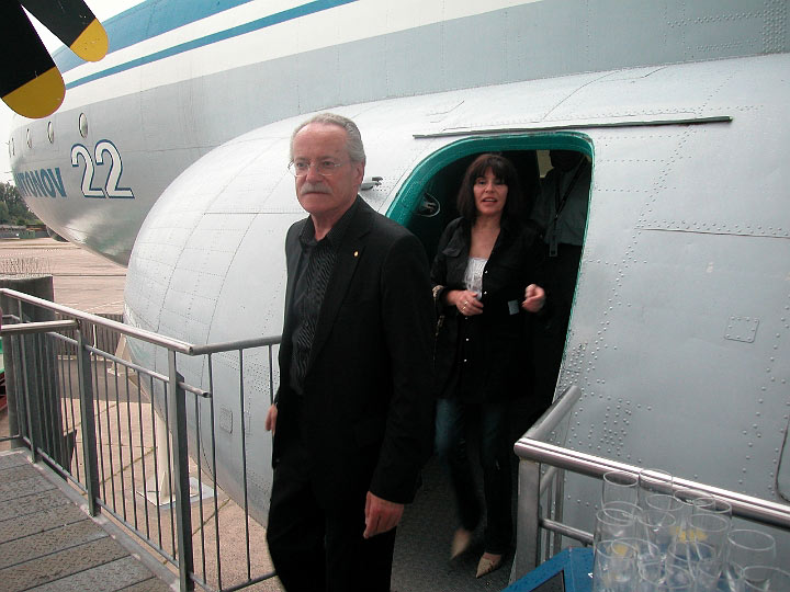 Speyer_240508_070.JPG - Sektempfang im Frachtraum der Antonov A-22 in Speyer