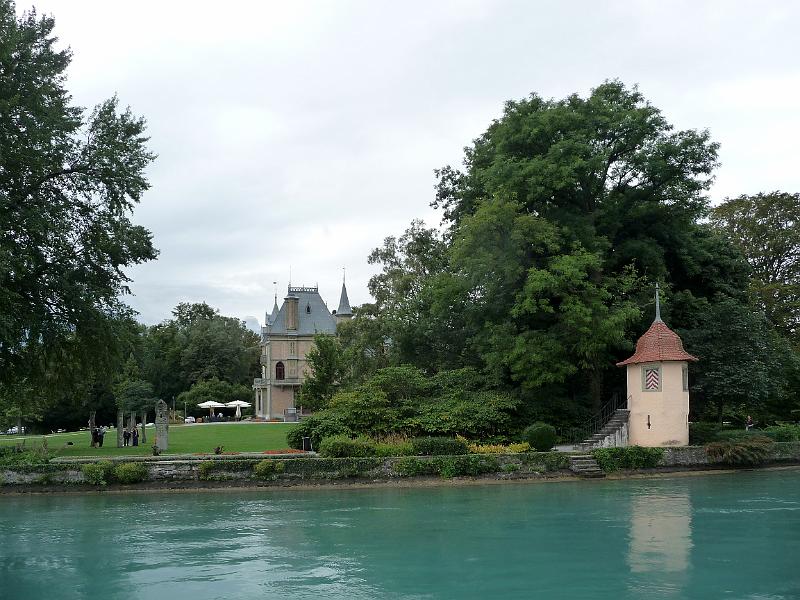 P1090953.JPG - Schloss Schadau, wo wir abends erwartet werden, taucht auf