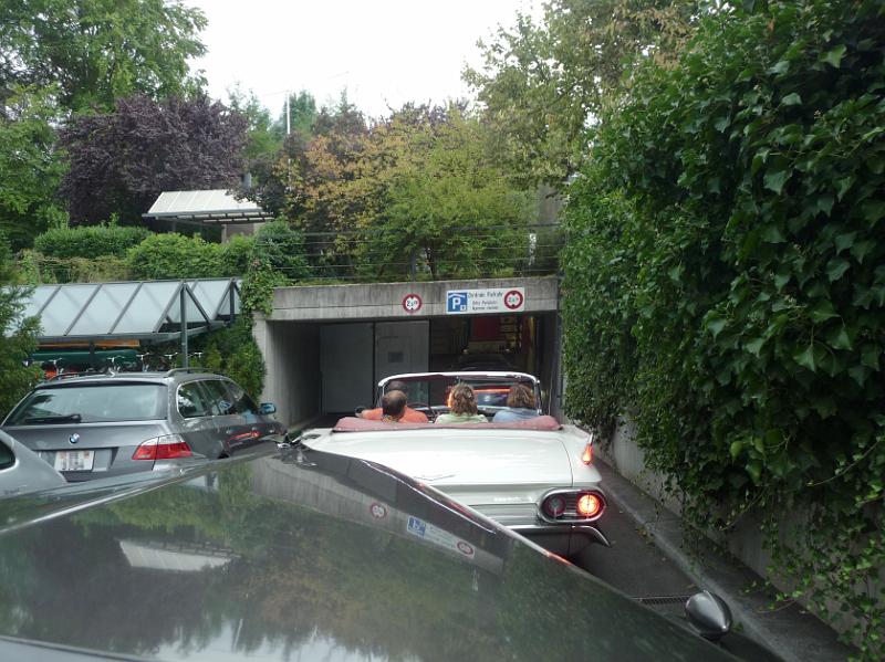 P1100164.JPG - Nach dem Stadtrungang fahren wir zum Hotel Seepark, wo wir unsere Autos in die Tiefgarage stellen können