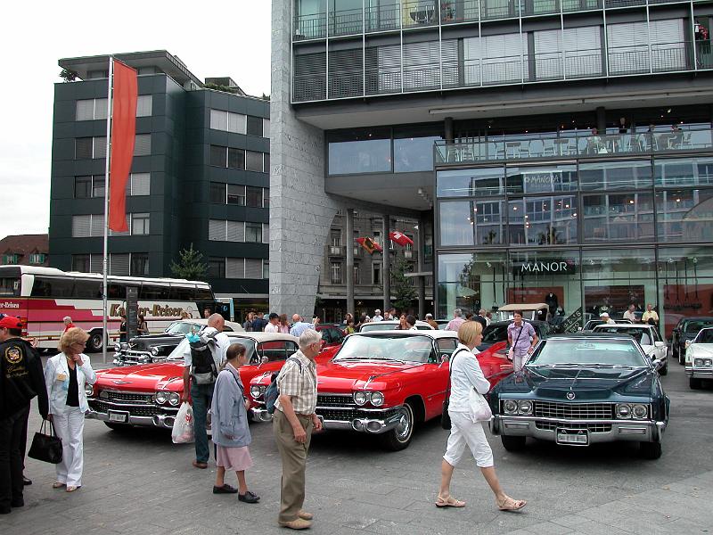 DSCN6046.JPG - ...und muss sich zwischen den eng abgestellten Autos hindurchzwängen