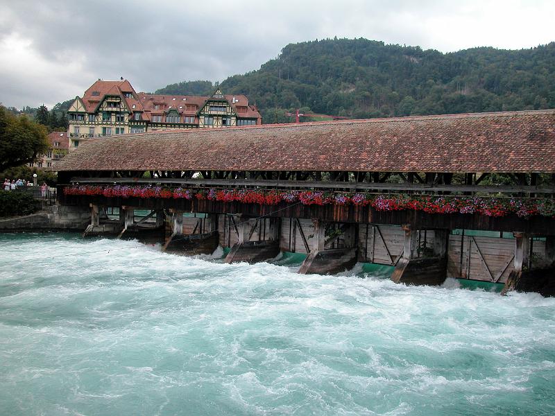 DSCN6048.JPG - Das Wehr reguliert den Wasserabfluss und damit den Pegelstand des Sees