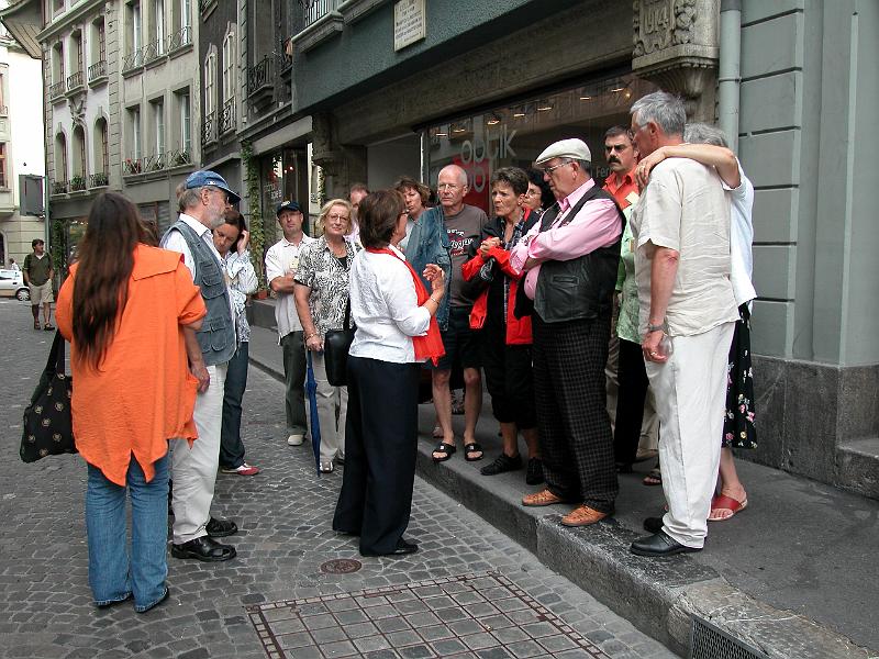 DSCN6059.JPG - Unsere Stadtführerin weiss viele interessante Details aus der Stadtgeschichte