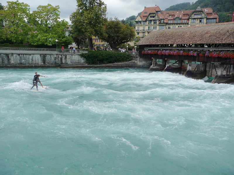 P1100065.JPG - in den Wirbeln des reissenden Wassers lässt sich gut surfen