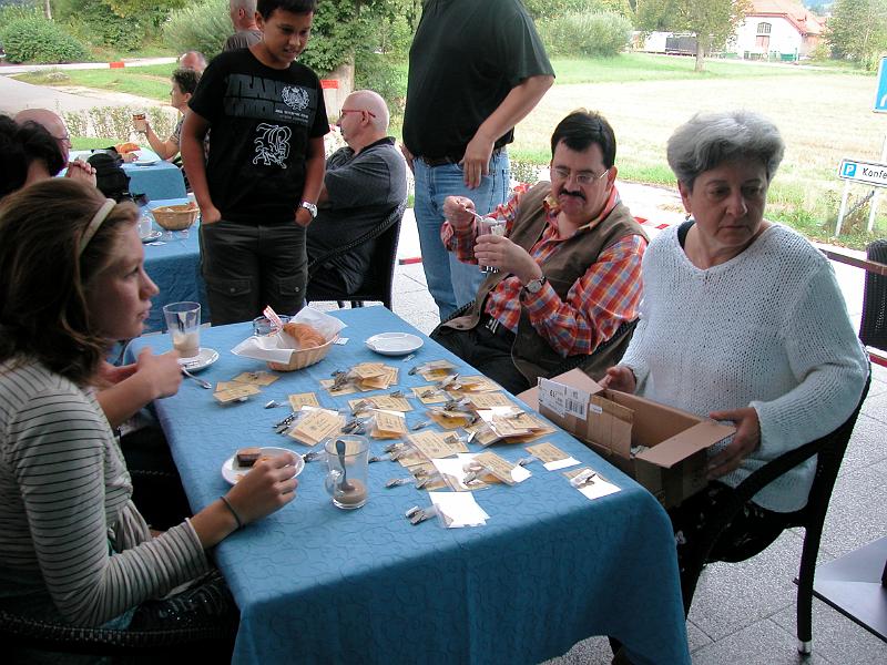 DSCN6010.JPG - Fleissige Helfer ordnen die Badges