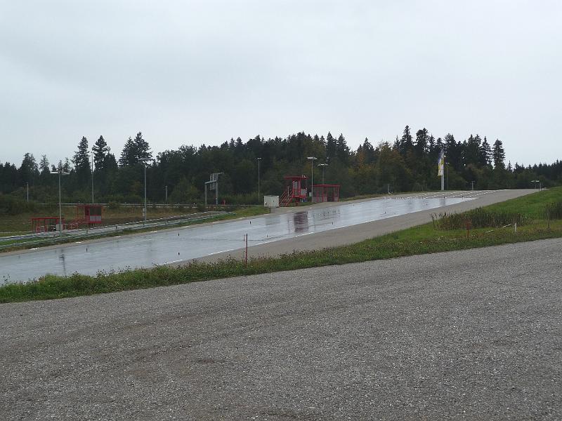 P1110350.JPG - Die Schleuderpiste mit Wasserhindernissen und der Hydraulikplatte, mit der ein Fahrzeug zum Schleudern gebracht werden kann.