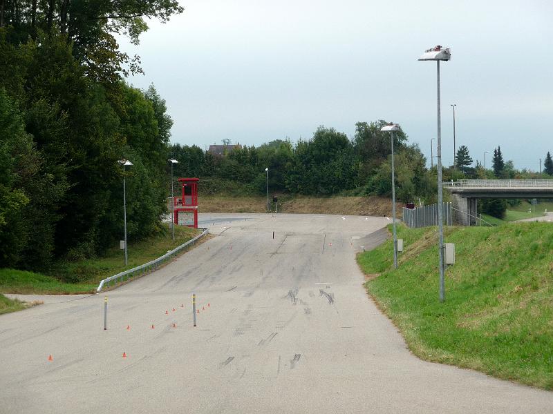 P1110354.JPG - Hier kann mit Spurrillen und Wasser Aquaplaning erzeugt, und die richtige Reaktion trainiert werden