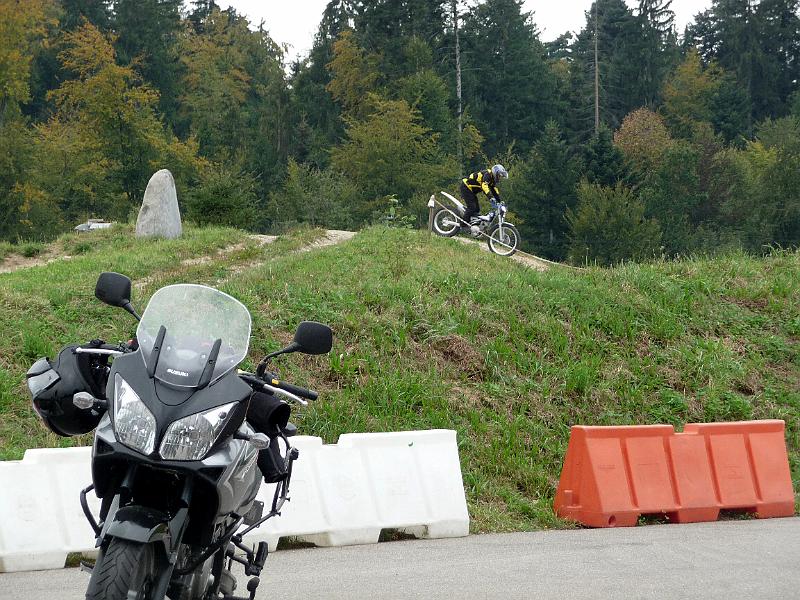 P1110356.JPG - Für Motorräder und Geländefahrzeuge gibt es Übungspisten