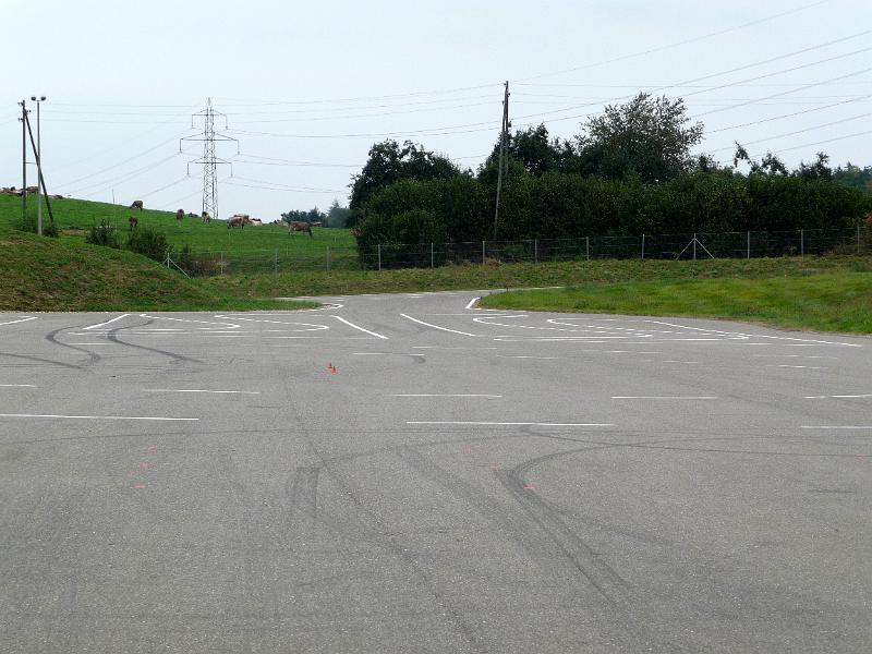 P1110358.JPG - Bremsen und Ausweichen, Kurvenfahren für Motorräder, Schleudern auf Gleitbelag: hier bleibt Gummi liegen