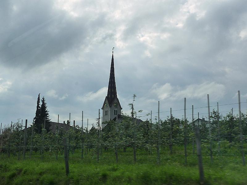 010_P1070500.JPG - Auf dem Weg durchs schöne Thurgau. Neben althergebrachten Obstgärten sieht man immer häufiger Niederstamm-Plantagen