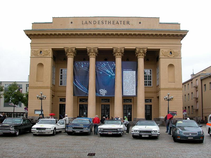 DSCN6357.JPG - Hier dürfen wir unsere Autos vor dem Landestheater aufstellen