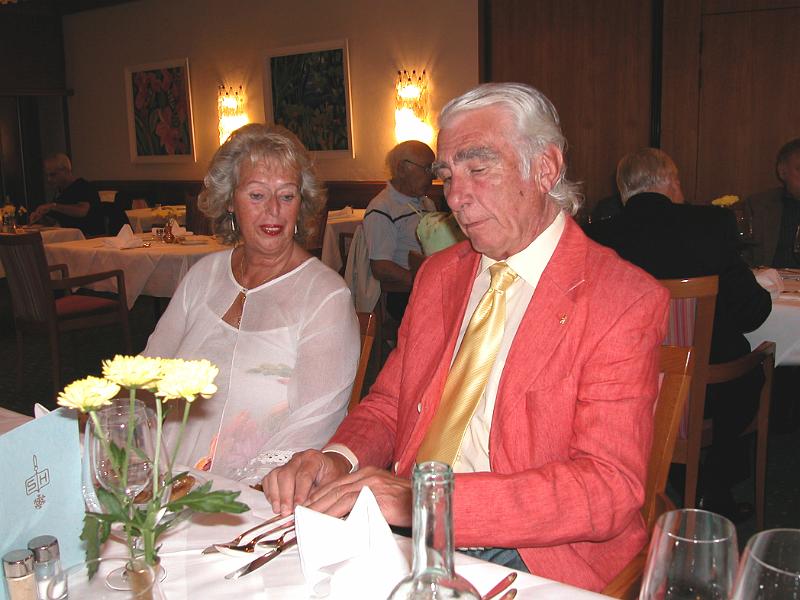 DSCN6496.JPG - Unsere Gastgeber und wir sind bereit für das festliche Gala-Dîner