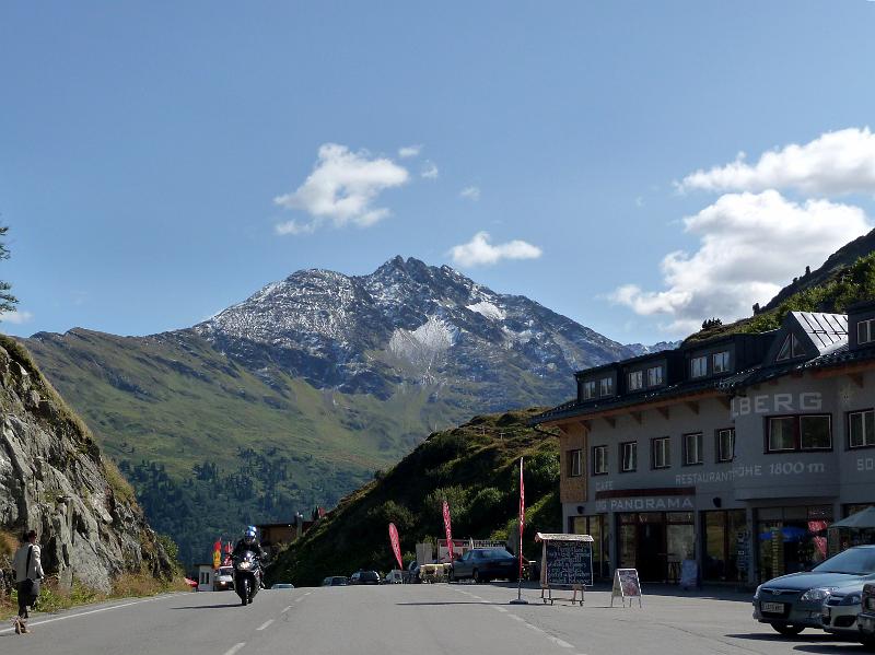 P1110170.JPG - Da das Wetter phantastisch ist, beschliessen wir über den Arlbergpass zu fahren