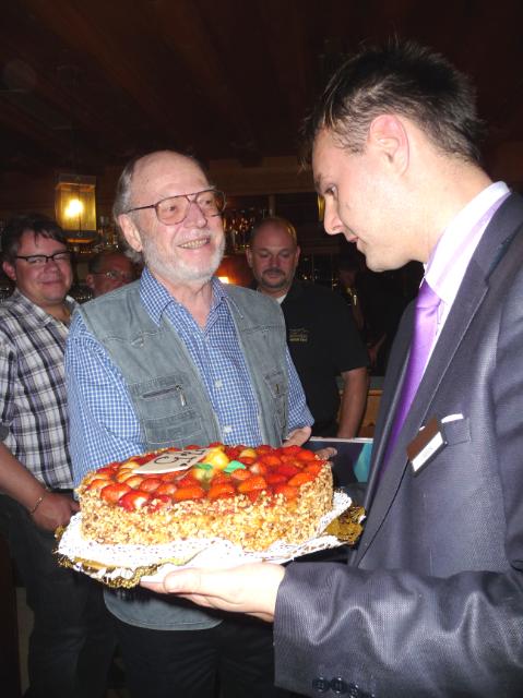 1295_P1190873.JPG - Die Geburtstagstorte wird vom Hotelmanager überreicht