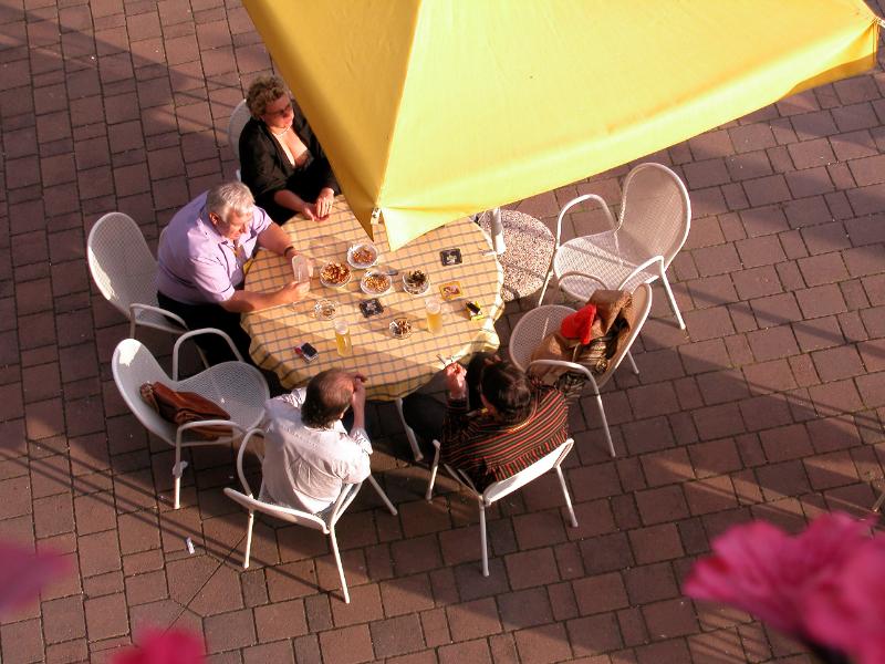 7005_DSCN8715.JPG - Wir genehmigen uns einen erfrischenden Apéro vor dem Abendessen