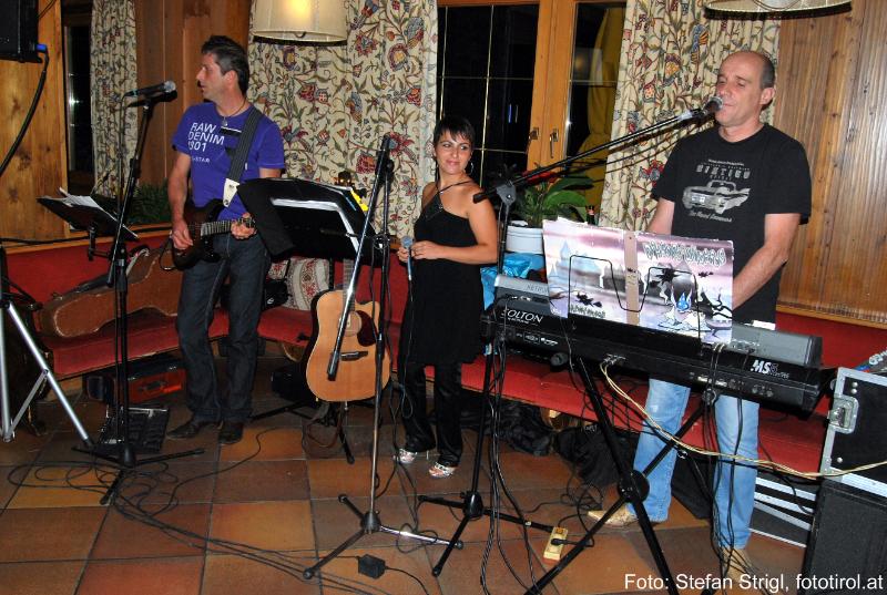 7073_DSC_0027.JPG - Die Band bringt alle auf Touren