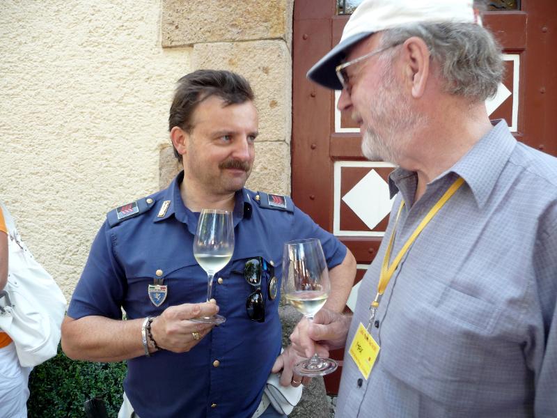 4135_P1200661.JPG - Ein Gläschen ist ja in Ordnung, vorallem wenn die Polizei dabei ist