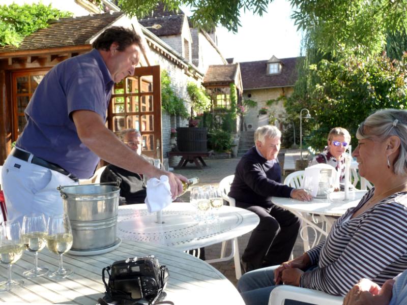 20100831-31_P1210564.JPG - Wir geniessen einen kühlen Weisswein im schattigen Restaurant-Garten