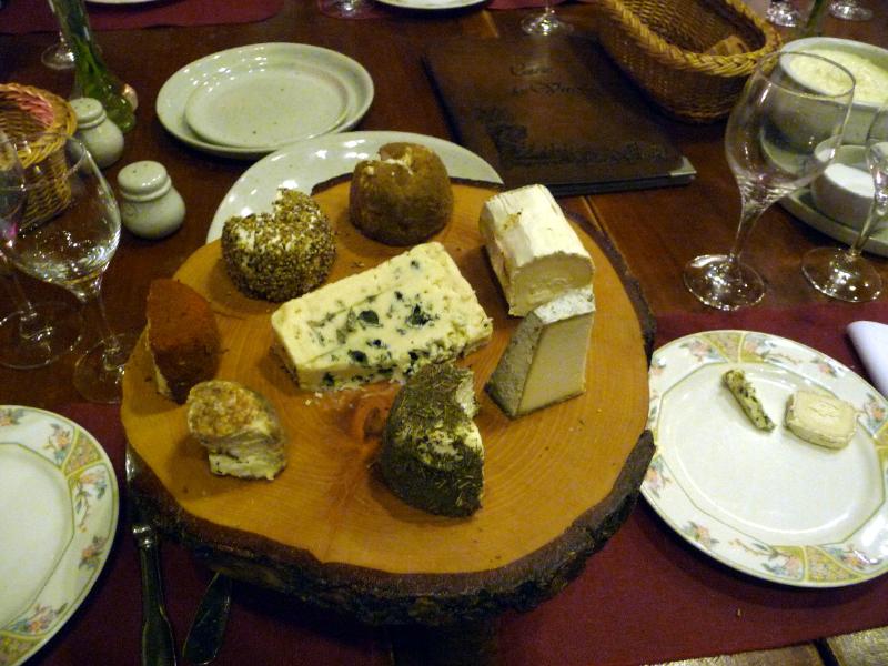 20100831-41_P1210634.JPG - oder würziger Roquefort und verschiedene Ziegen- und Schafskäse