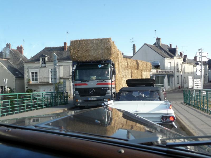 20100902-01_P1210845.JPG - Fahrt nach Langeais. Wir sind nicht die einzigen mit grossen Fahrzeugen