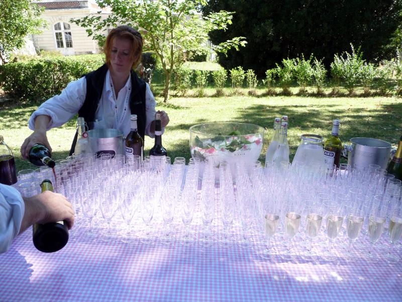 20100902-45_P1220004.JPG - Die Schlossherrin lässt es sich nicht nehmen, den Apéro persönlich zu kredenzen