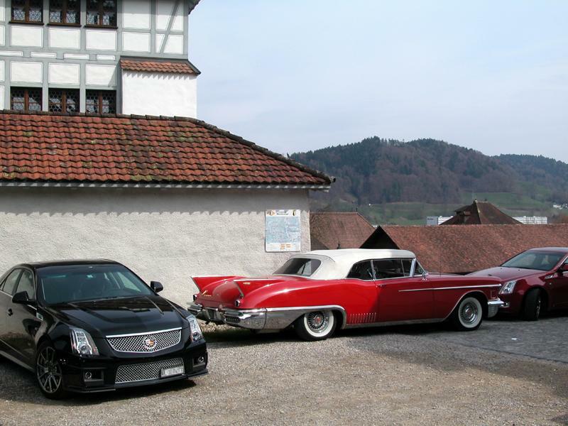 002_DSCN9817.JPG - Dank Sonne und milden Temperaturen reisten viele bereits mit ihrem schönsten Cadillac an