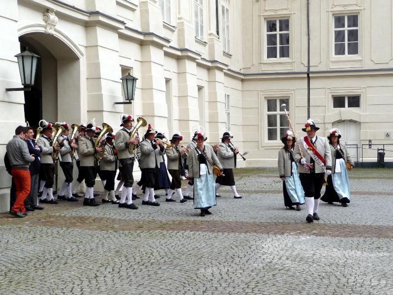 0750_P1310252.JPG - Die Musikkapelle und Schützen-Kompagnie Innsbruck-Reichenau marschieren ein