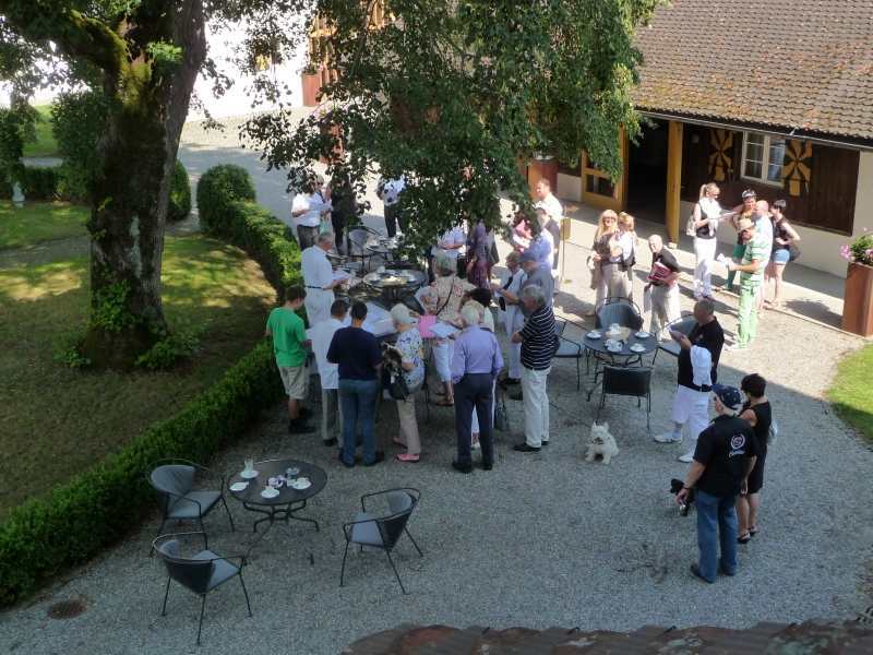 P1430396.JPG - Wir genossen Kaffee und Gipfeli im Garten des Schlosses Böttstein