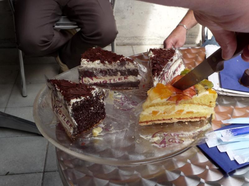 1012_P1420414.JPG - Dann geniessen wir noch Kaffee und den ausgezeichneten Kuchen der Bäckerei Kistler